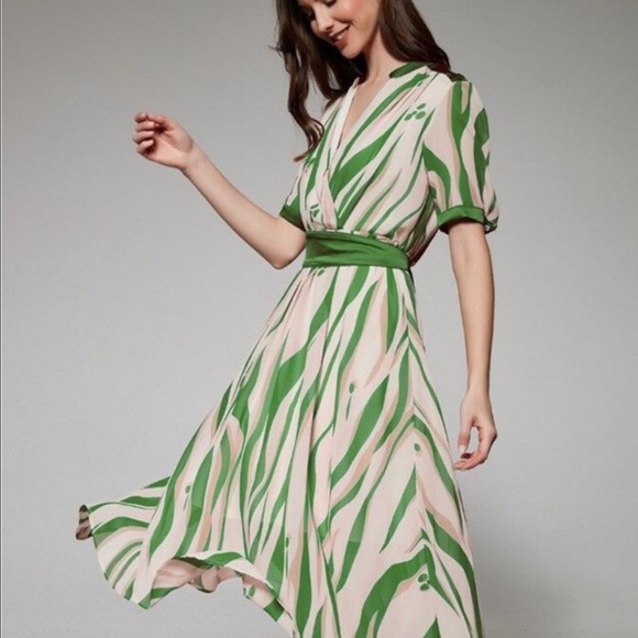 kaimilan Dresses & Skirts - Kaimilan Green Day A-Line V-Neck Short Sleeve Midi Printed Dress